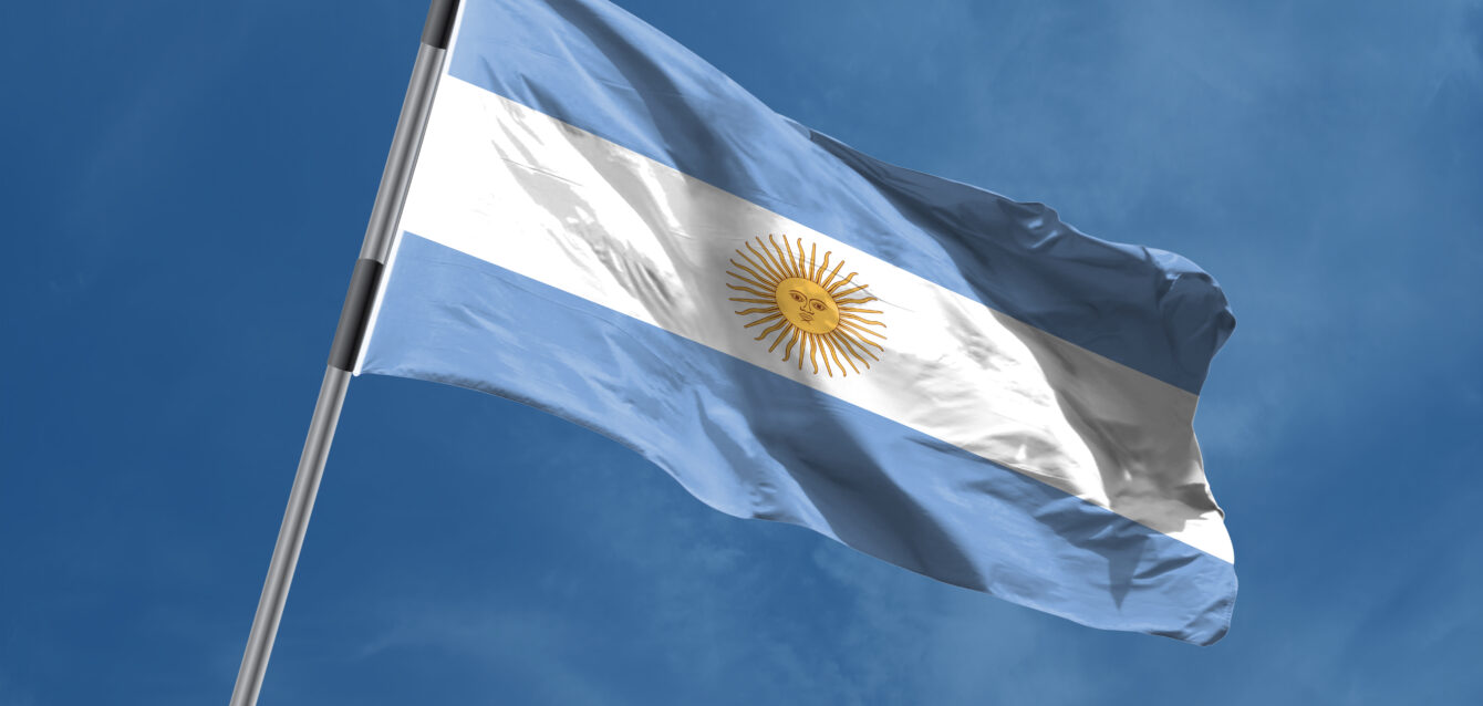 bandeira-da-argentina-acenando